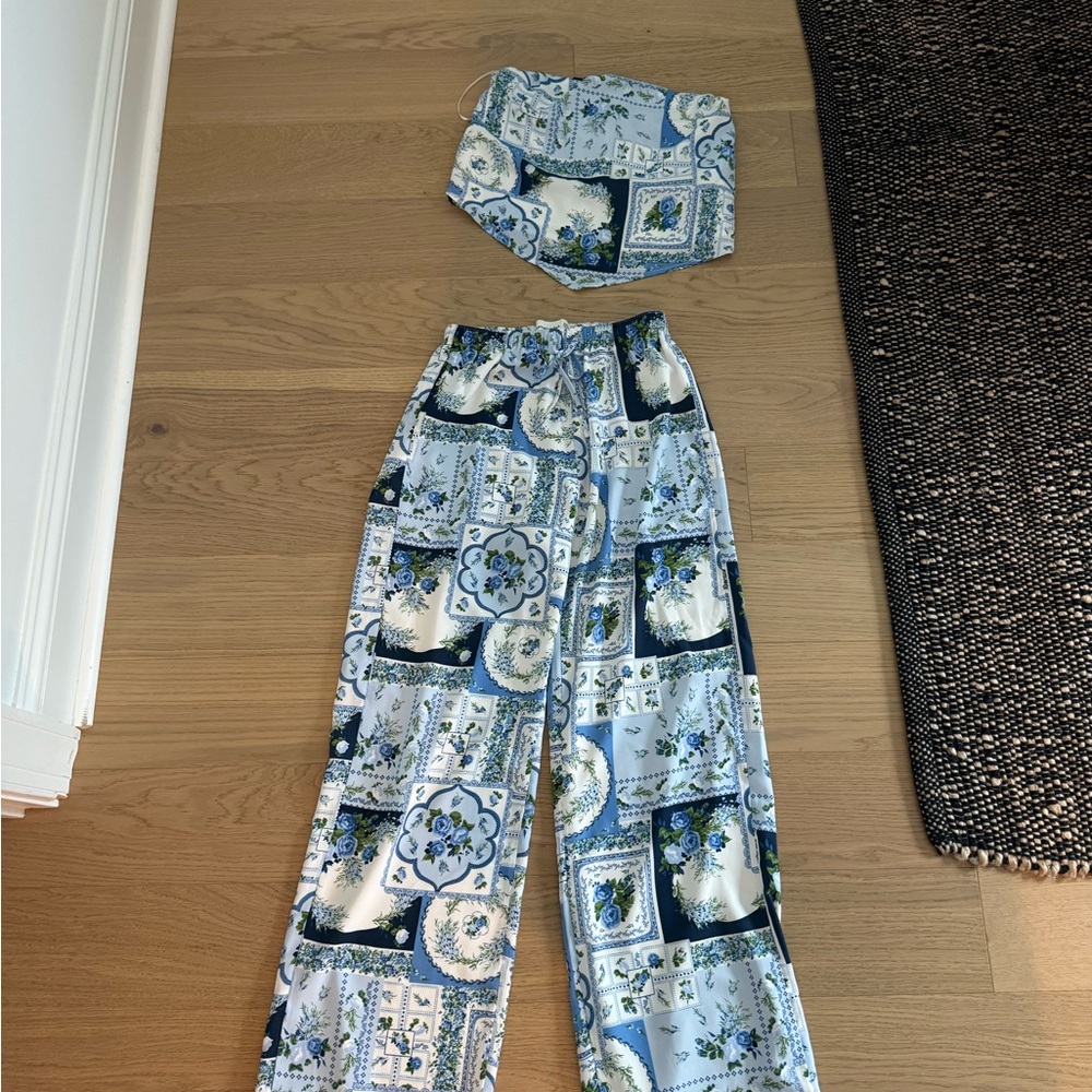 Abercrombie & Fitch Blue and White Patterned Set